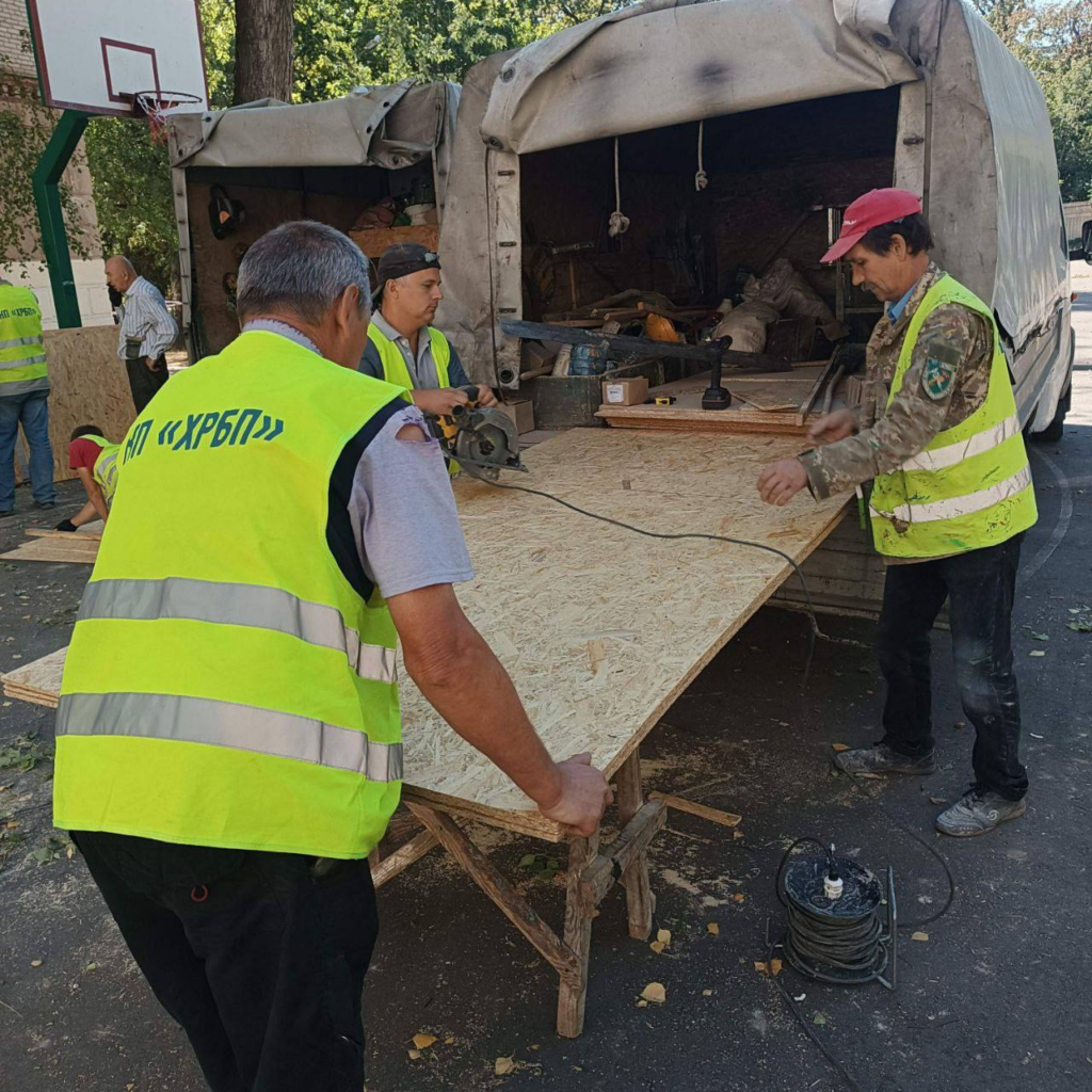 Комунальники Харкова оперативно усувають наслідки ворожого обстрілу (фото)