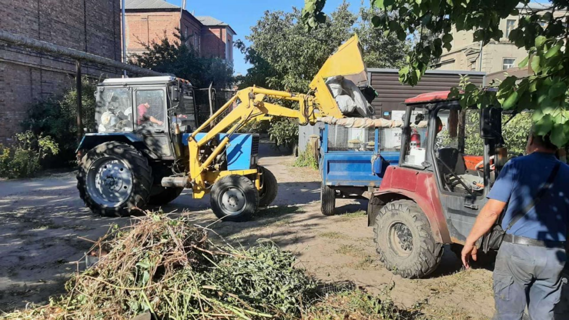 Комунальники Харкова усувають наслідки вибухів та облагороджують територію міста (фото)