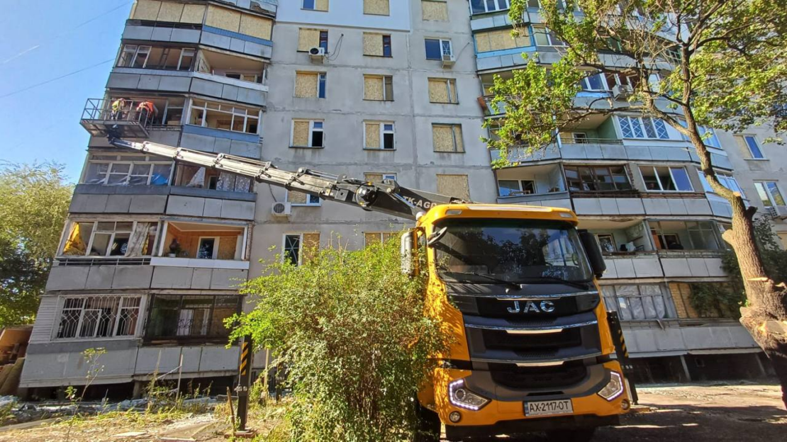 Внаслідок ворожих обстрілів у Харкові було вибито 620 вікон (фото)