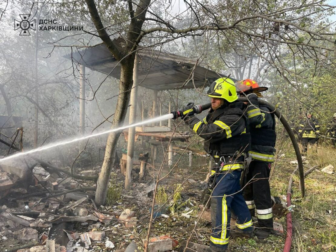 Рятувальники показали зруйноване обстрілами садове товариство у Харкові 