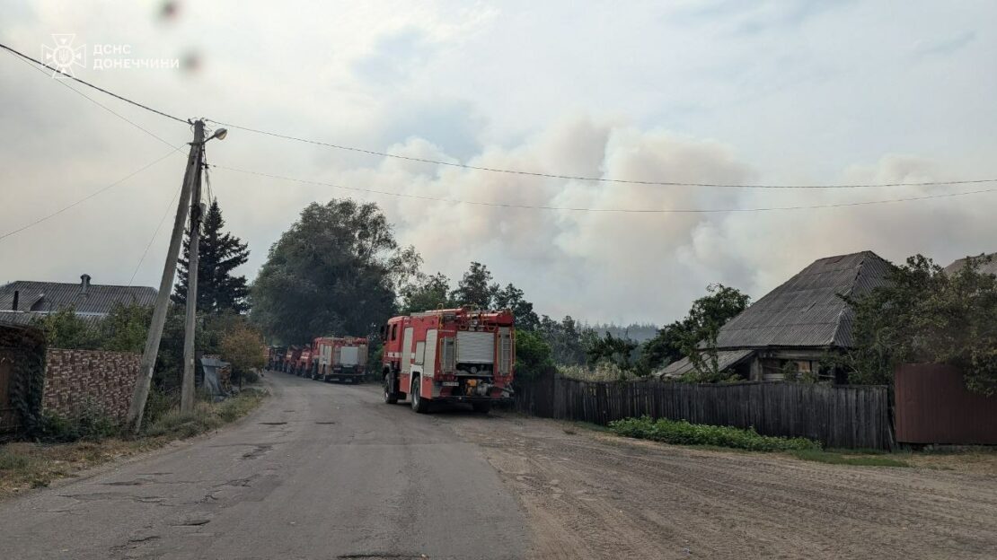 У селі Студенок на Харківщині триває ліквідація масштабної пожежі