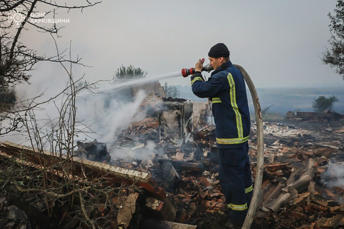 У селі Студенок на Харківщині триває ліквідація масштабної пожежі