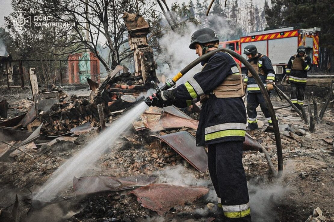 У селі Студенок на Харківщині триває ліквідація масштабної пожежі