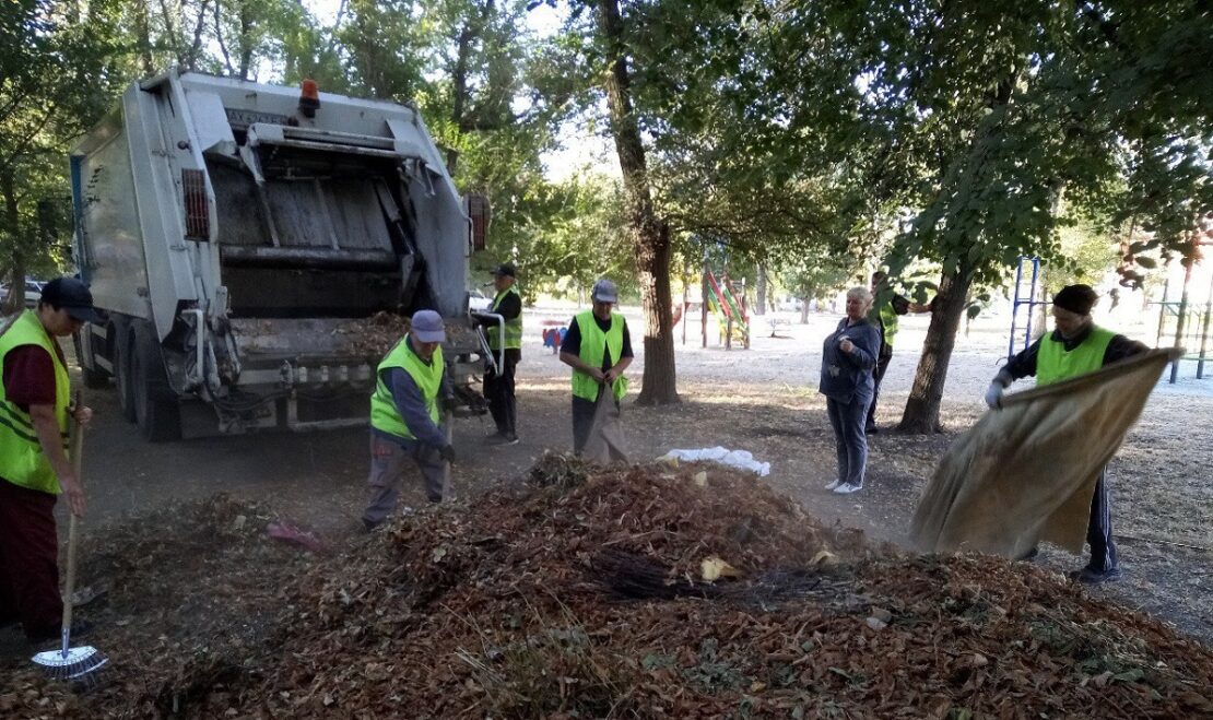 Комунальники вивозять опале листя з різних районів Харкова