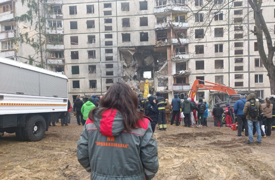 У Харкові на вул. Нескорених відновлюють водопостачання 