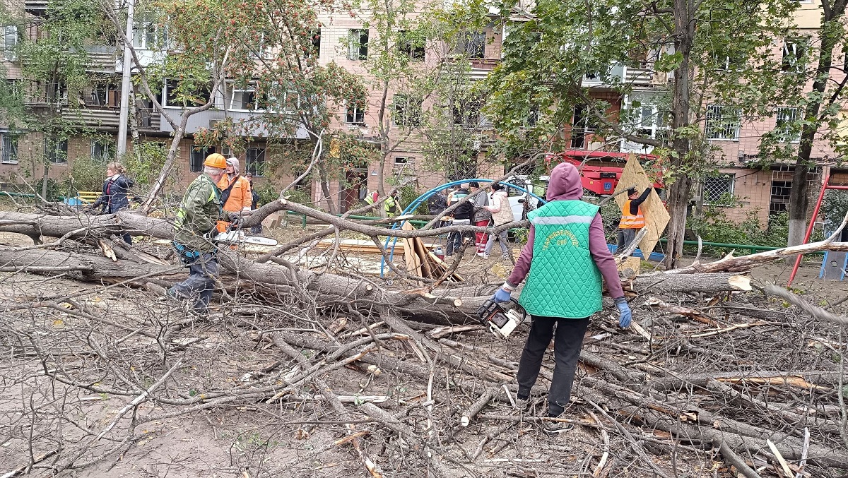 На місцях обстрілів у Харкові працюють комунальники та волонтери