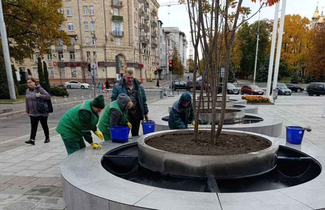 У саду Шевченка в Харкові розбирають клумби