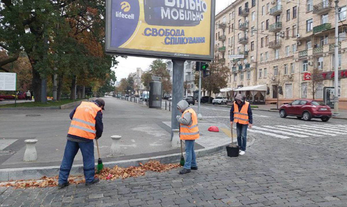 Харківські комунальники працюють на дорогах міста