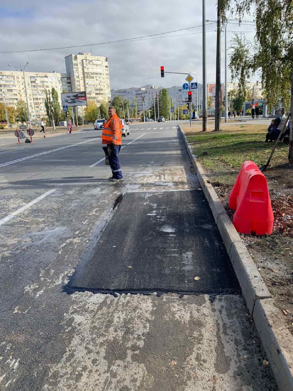 Комунальники наводят лад на дорогах Харкова (фото)