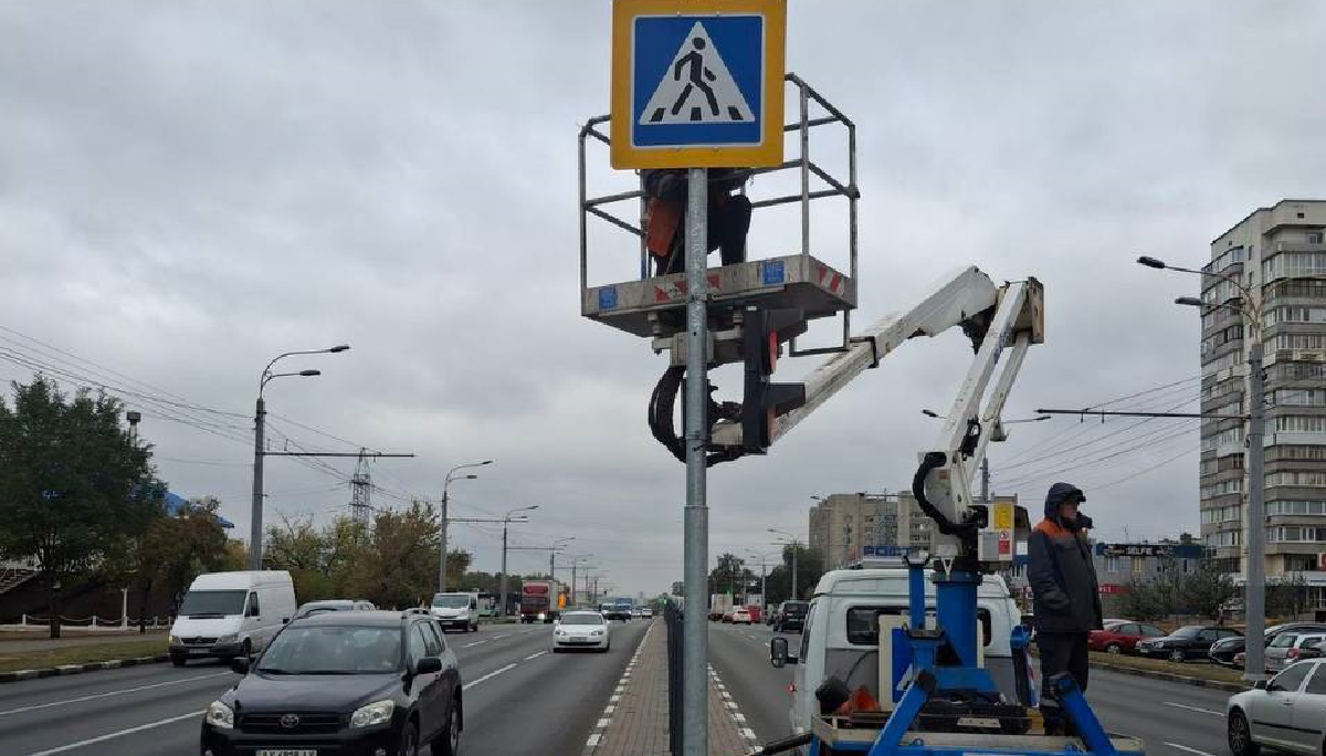 На дорогах Харкова встановлюють нові дорожні знаки (фото)