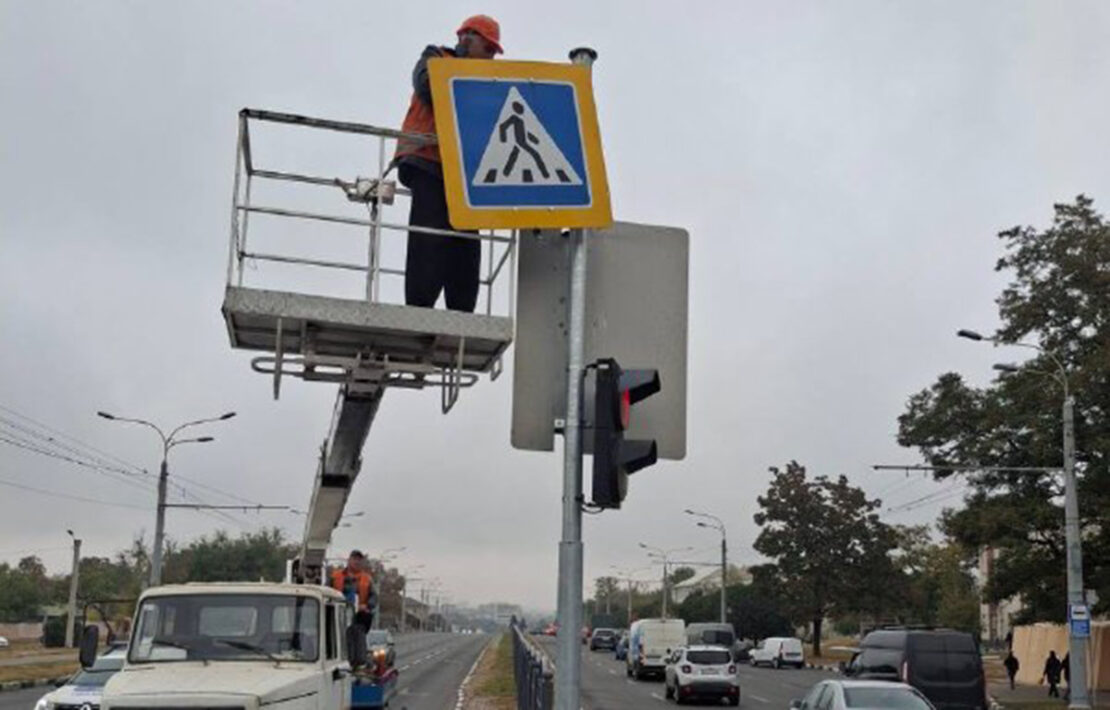 За тиждень у Харкові замінили понад 50 дорожніх знаків (фото)