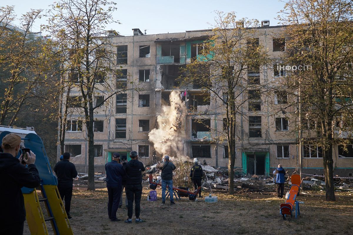 Фото з місця удару по 5-поверхівці на Салтівці в Харкові