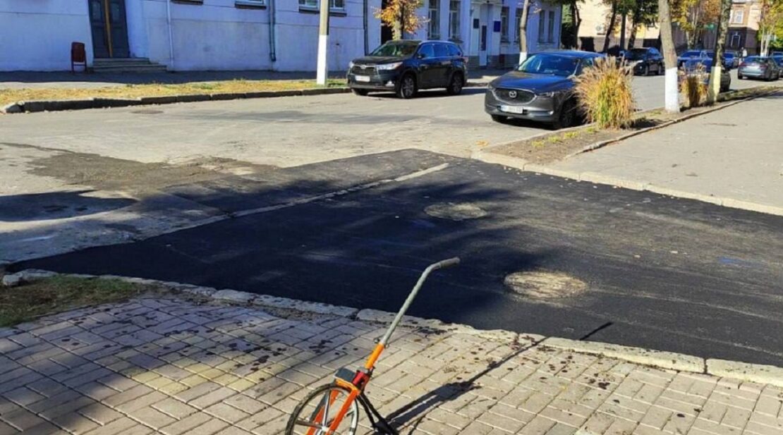 У Харкові комунальники закривають розриття новим асфальтом (фото)