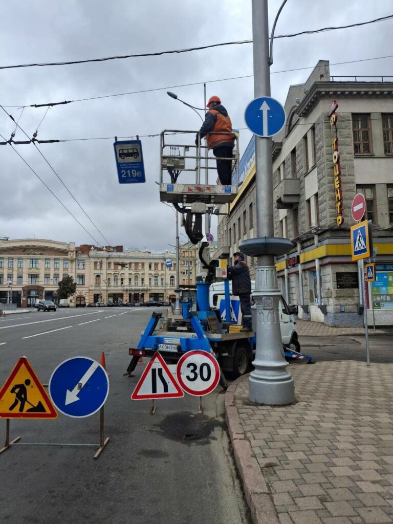 На дорогах Харкова встановлюють нові дорожні знаки (фото)