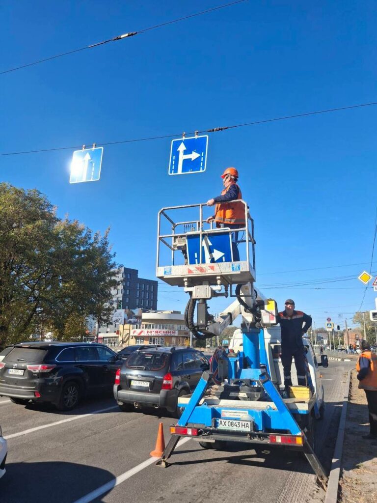 На дорогах Харкова встановлюють нові дорожні знаки (фото)