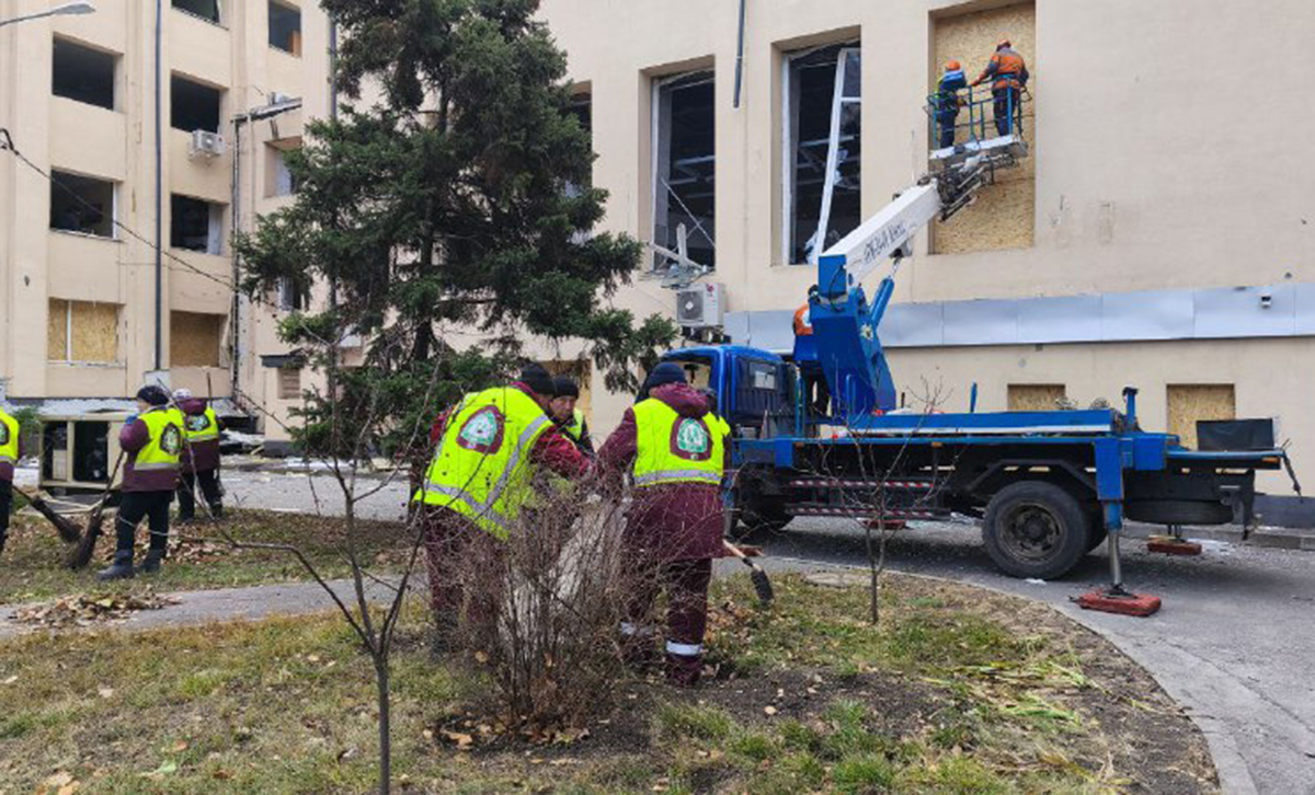 У центрі Харкова усувають наслідки російського обстрілу