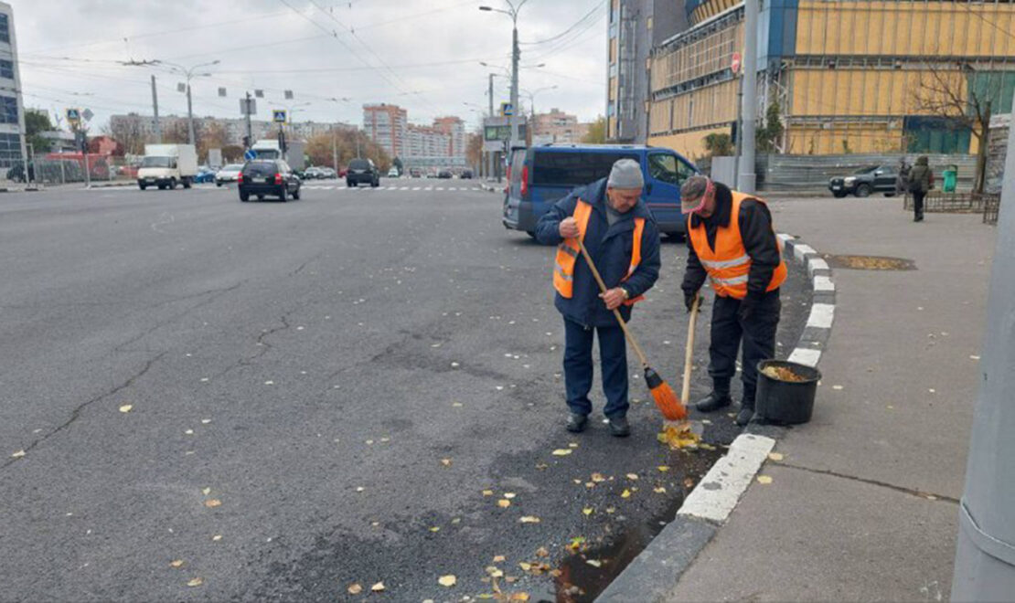 Харківські комунальники наводять лад на дорогах 