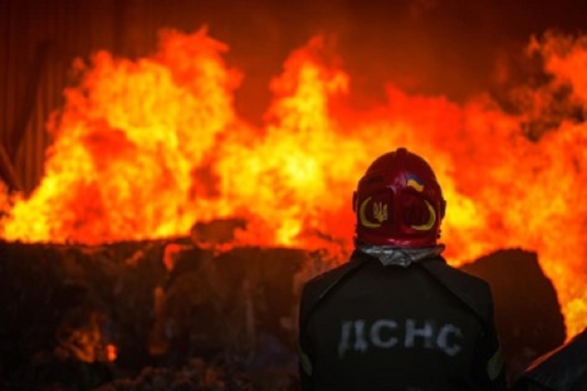 Побутову пожежу у Харкові гасили більше 7 годин