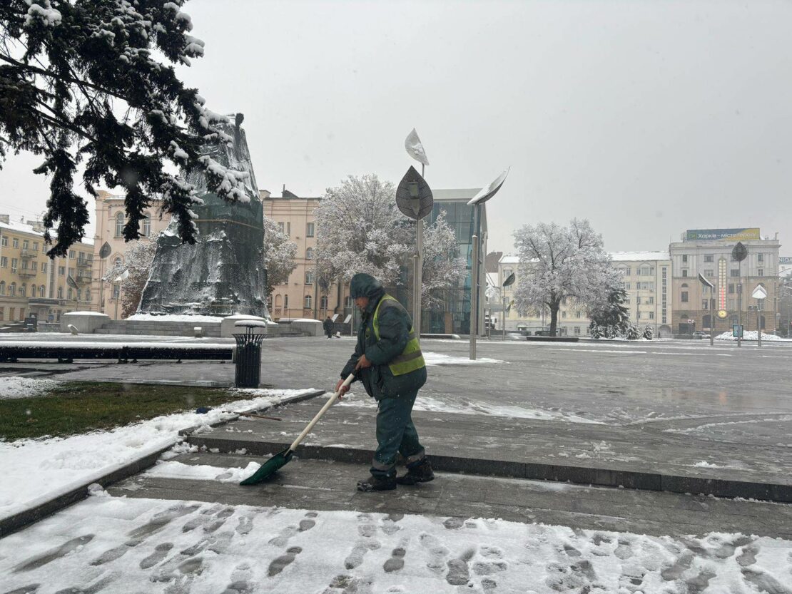 У Харкові комунальники прибирають сніг, попереджають про ожеледицю