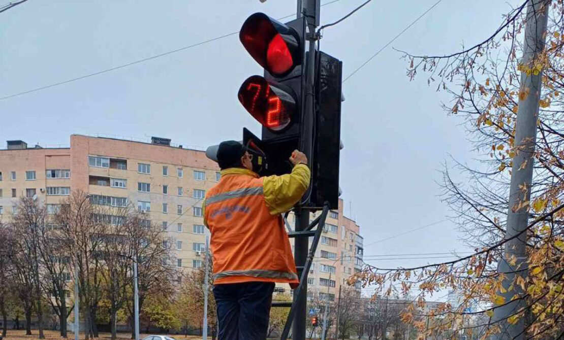 У Харкові встановлюють дорожні знаки та світлофори
