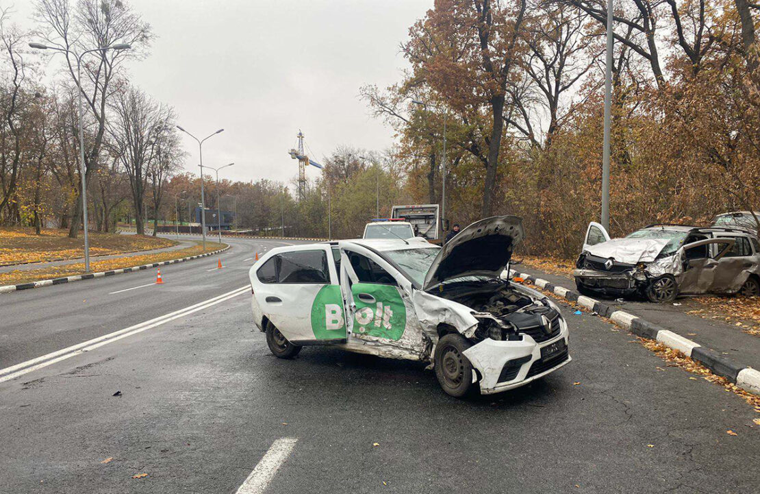 У центрі Харкова сталася ДТП з таксі: є постраждалі 