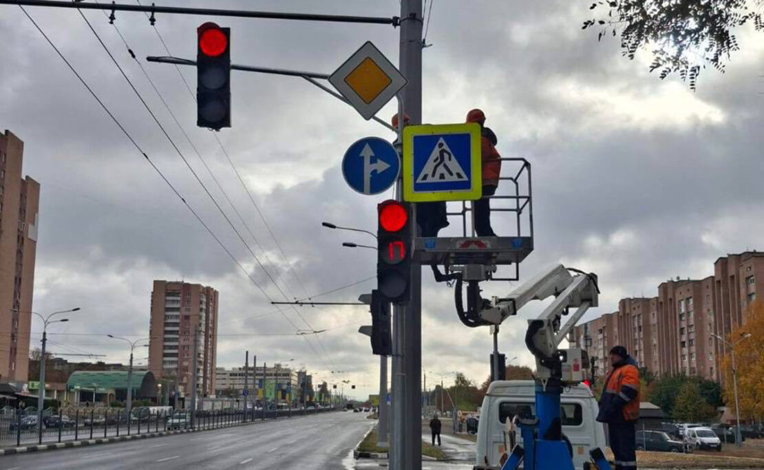 У Харкові впорядковують дорожні знаки та світлофори 