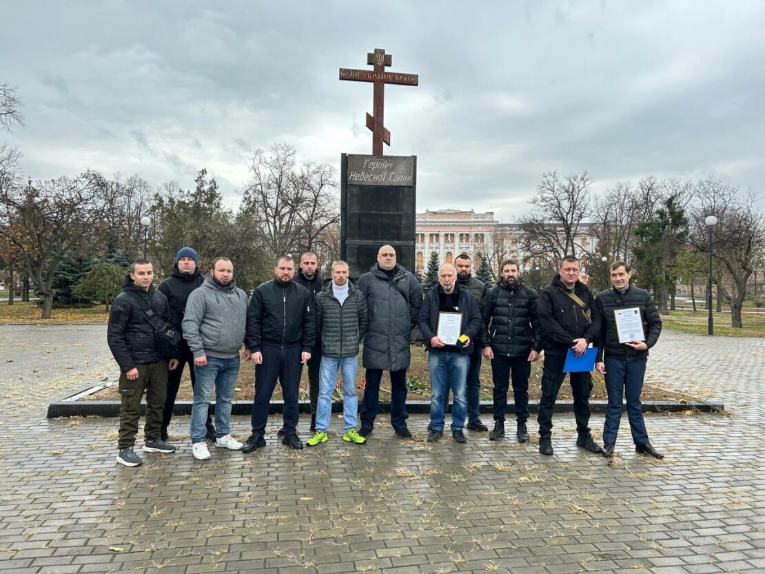 У центрі Харкова встановили прапорці з іменами загиблих захисників