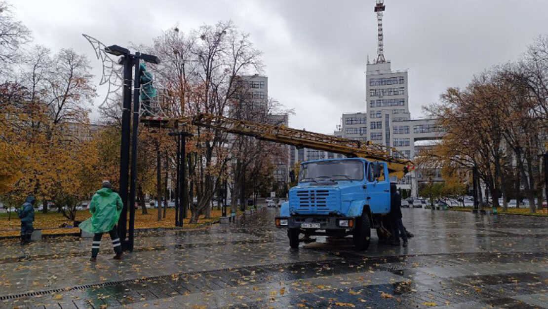 У Харкові встановлюють новорічні декорації 