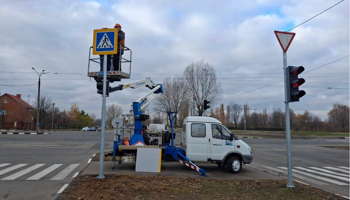 У Харкові встановлюють нові дорожні знаки (фото)