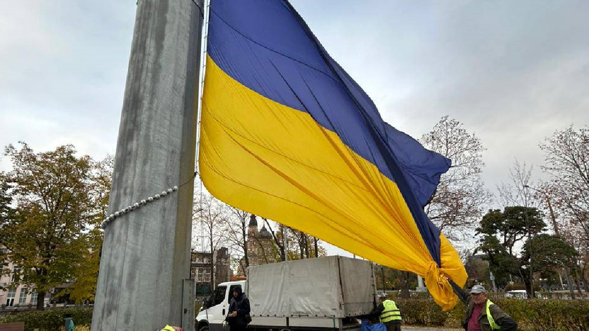 Комунальники замінили прапор на головному флагштоку Харкова