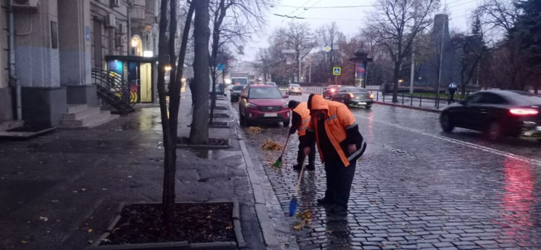 Комунальники наводять лад на дорогах Харкова (фото)