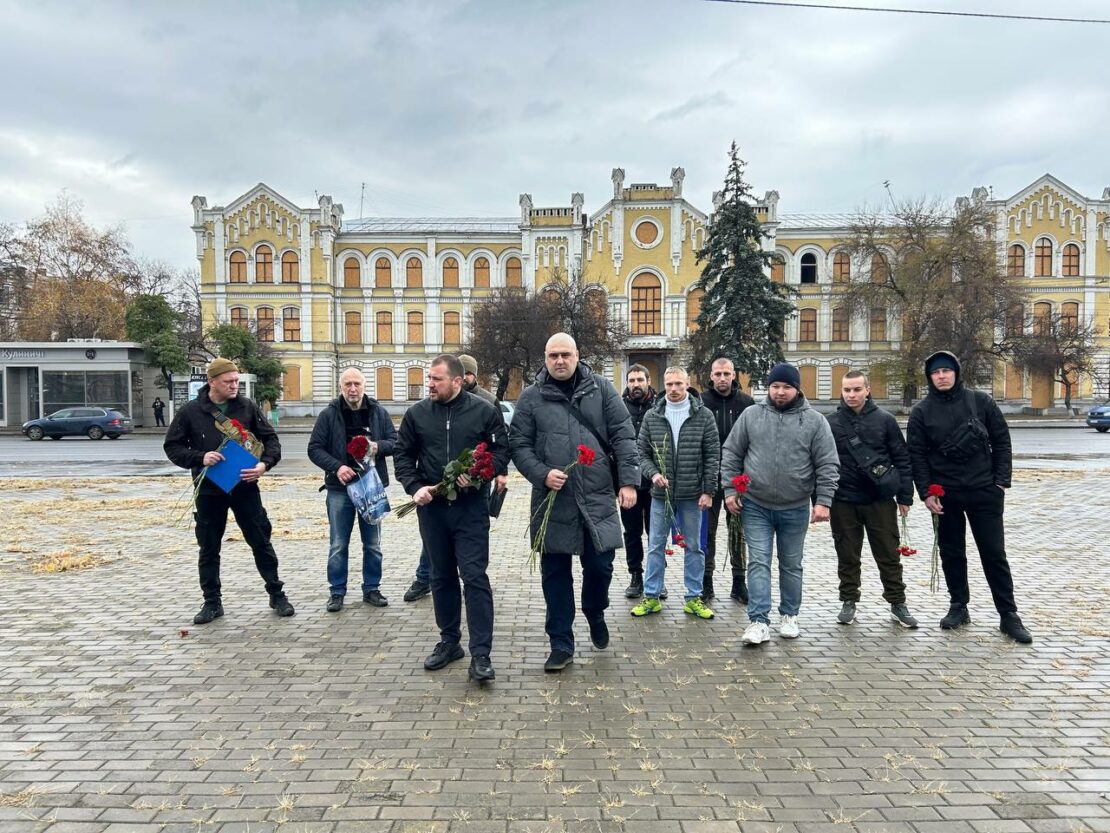 У центрі Харкова встановили прапорці з іменами загиблих захисників