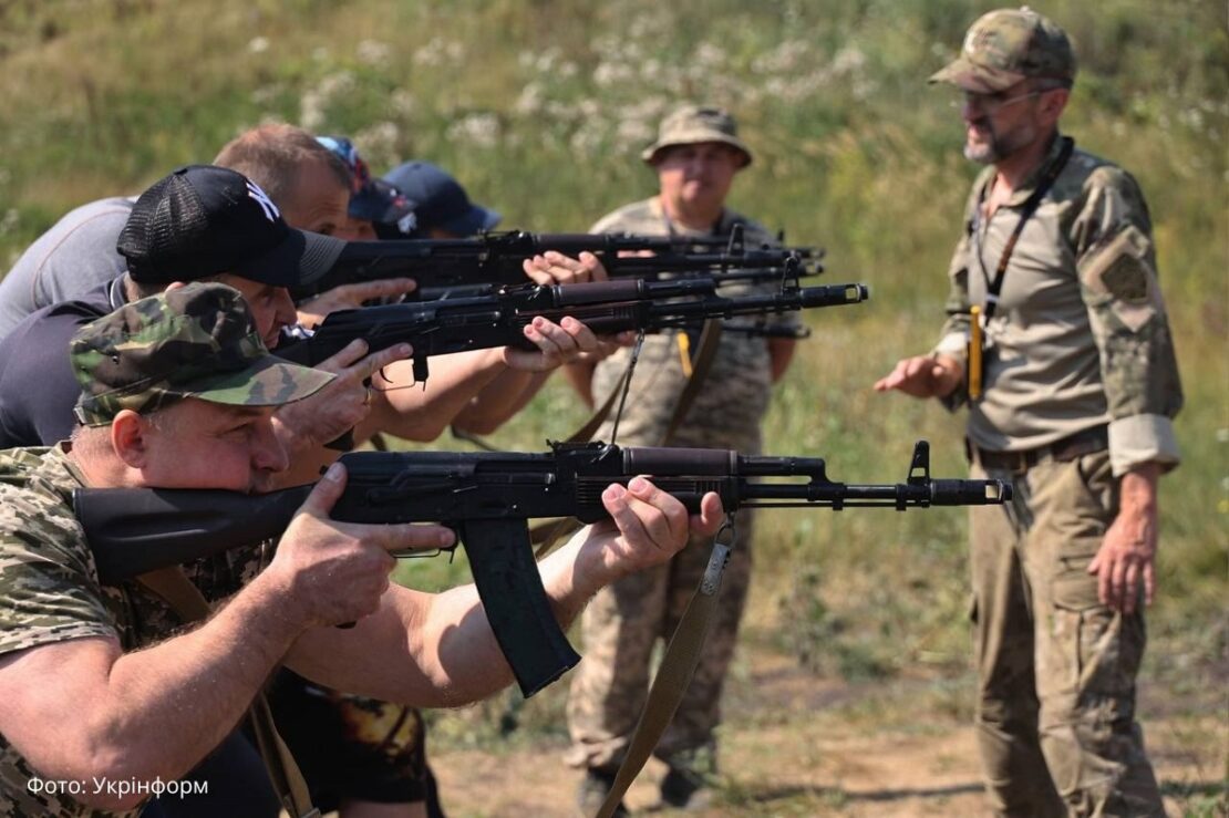 Як на Харківщині цивільних навчають військовій справі 