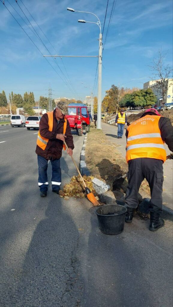 Комунальники наводять лад на вулицях Харкова (фото)