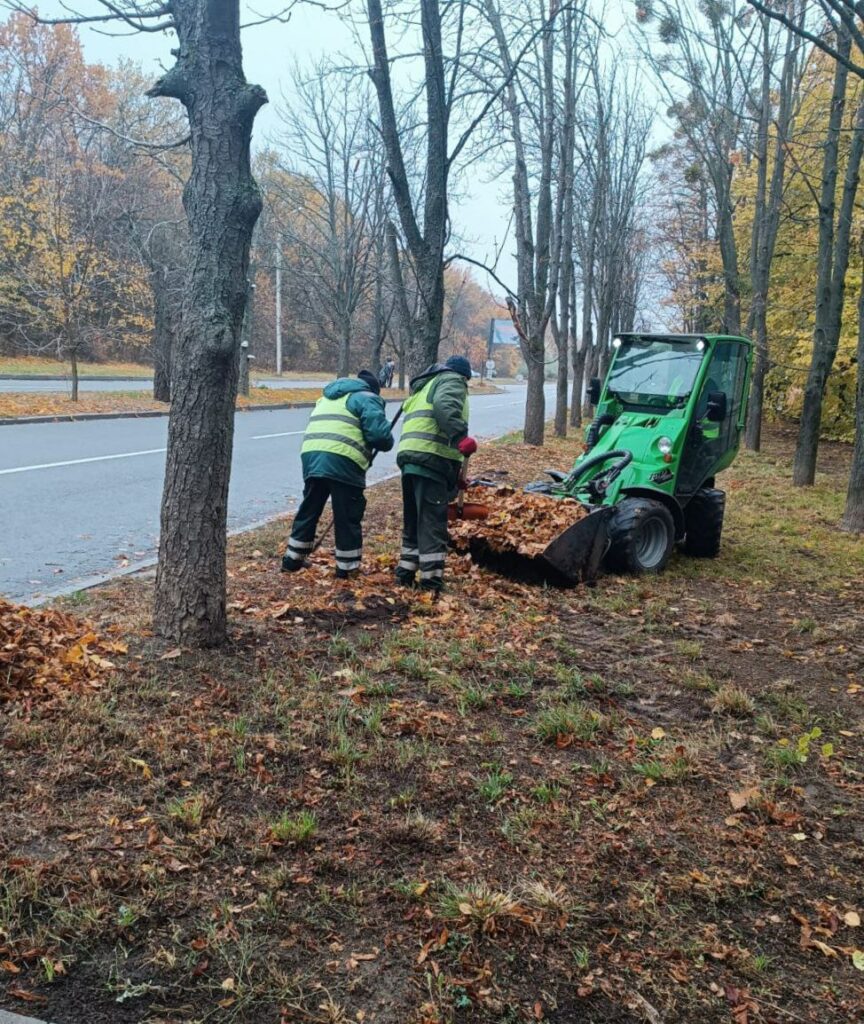 Комунальники наводять лад на вулицях Харкова (фото)