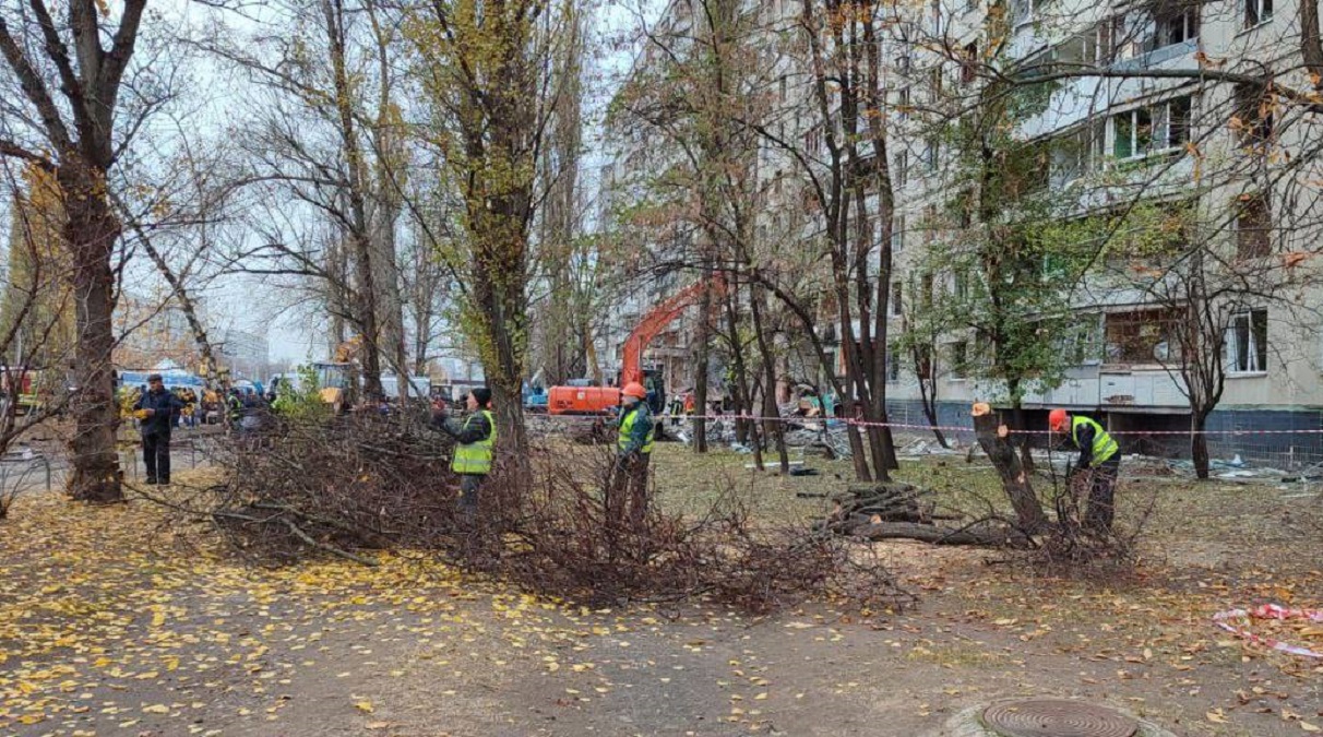 Комунальники усувають наслідки нічного обстрілу Харкова (фото)