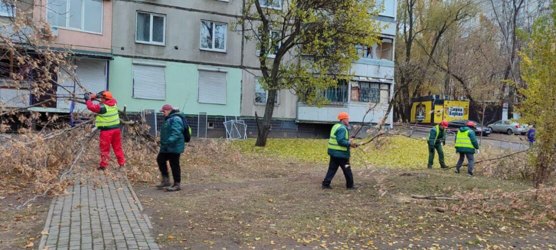 Комунальники усувають наслідки нічного обстрілу Харкова (фото)