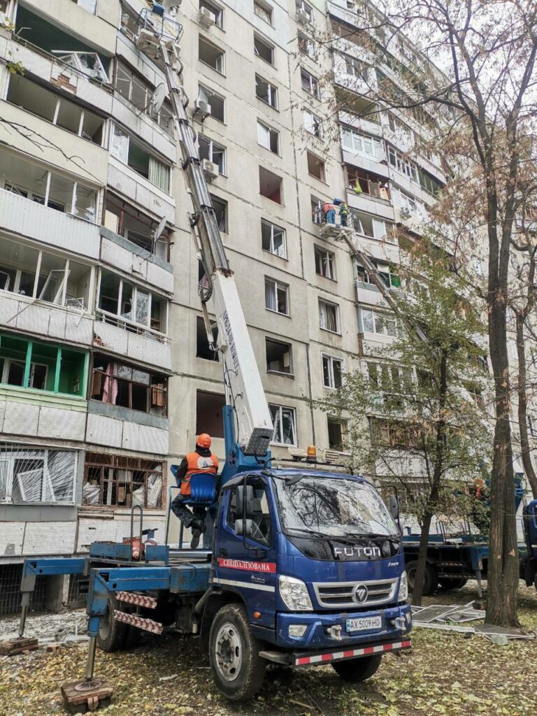 Комунальники усувають наслідки нічного обстрілу Харкова (фото)