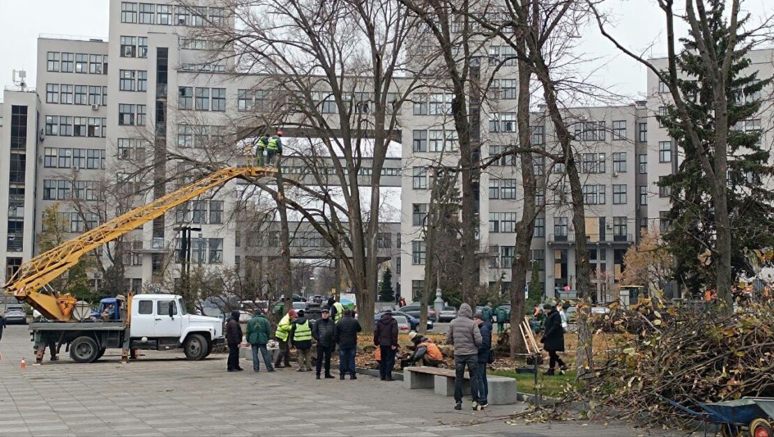 Під час обстрілу Харкова постраждав Санта в сквері на площі Свободи