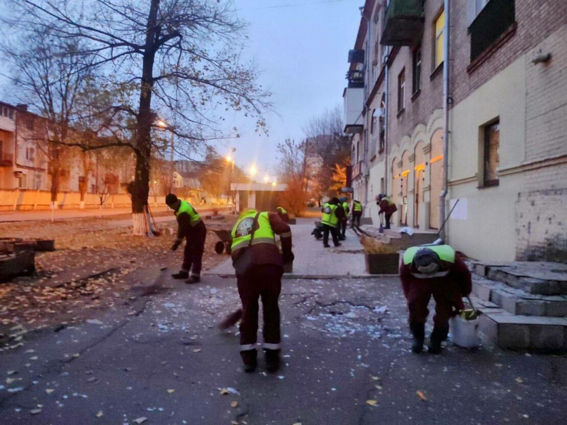 Комунальники усувають наслідки атаки на Харків 11 листопада (фото)