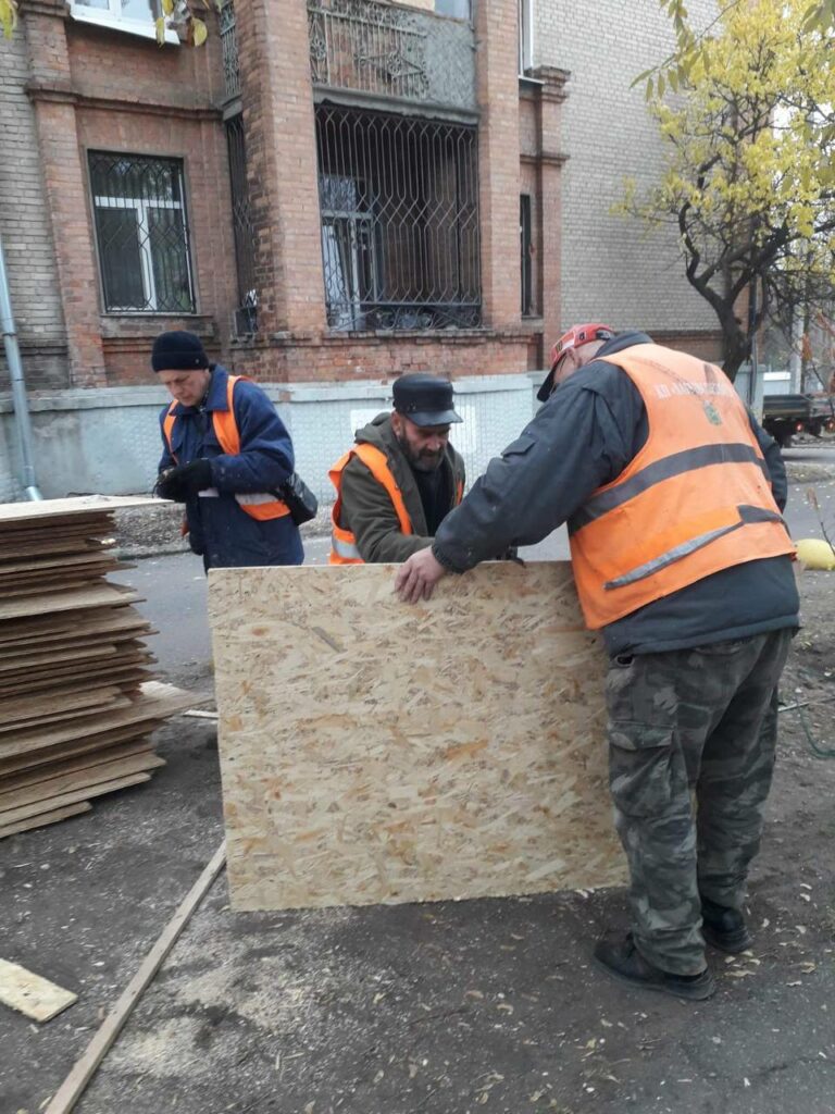 Комунальники усувають наслідки атаки на Харків 11 листопада (фото)