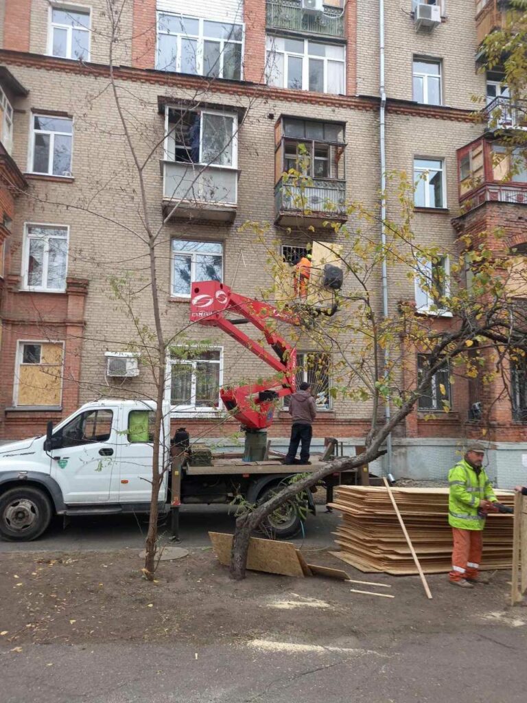 Комунальники усувають наслідки атаки на Харків 11 листопада (фото)