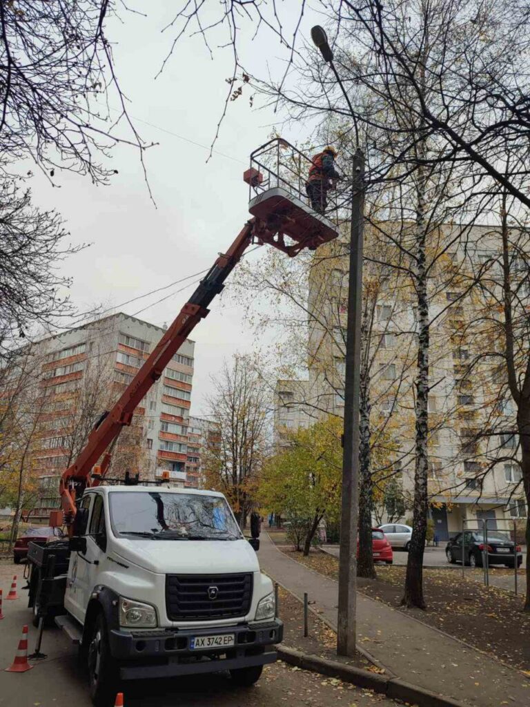 Харківські комунальники забезпечують роботу вуличного освітлення