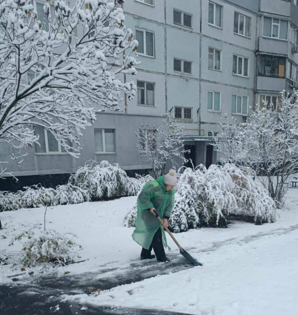 У Харкові комунальники прибирають сніг, попереджають про ожеледицю