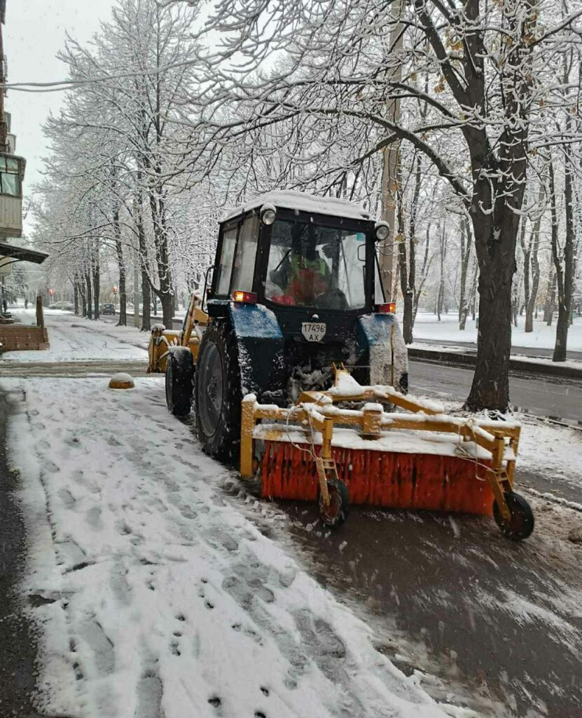 У Харкові комунальники прибирають сніг, попереджають про ожеледицю