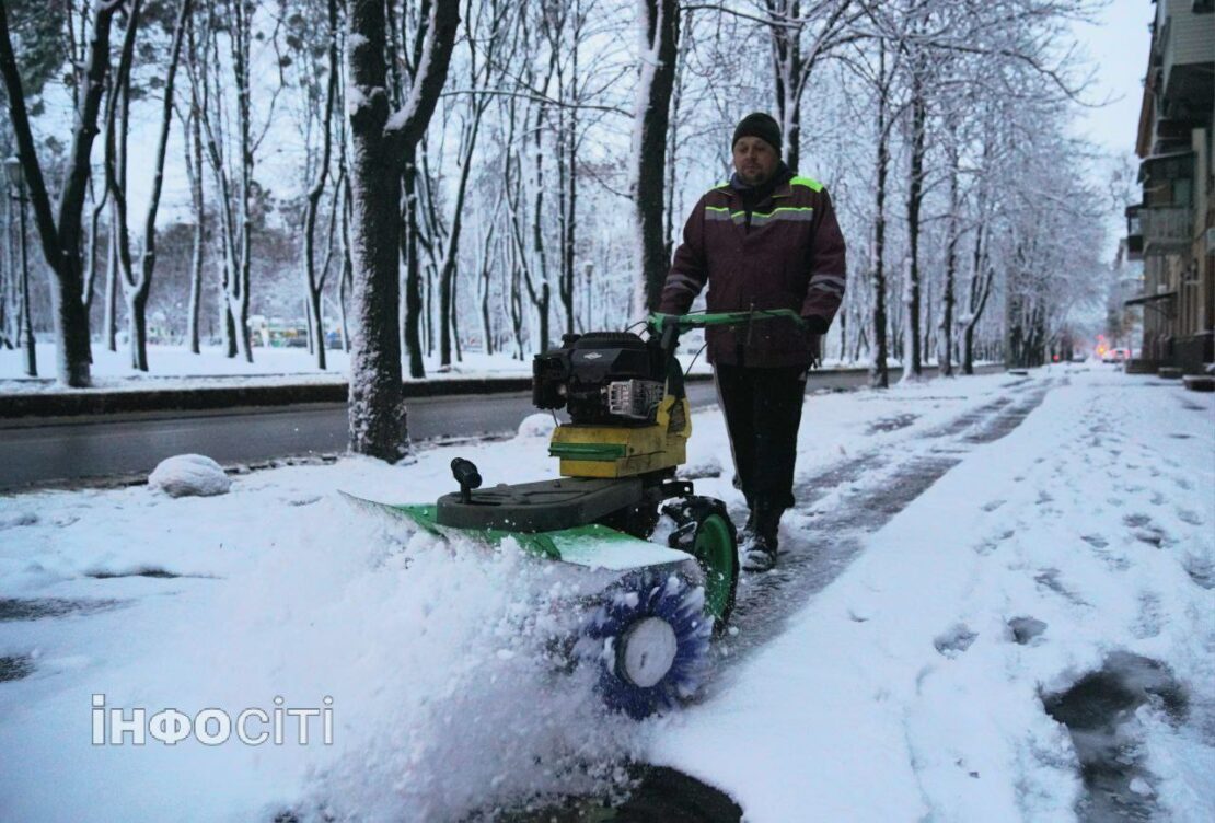 У Харкові комунальники прибирають сніг, попереджають про ожеледицю