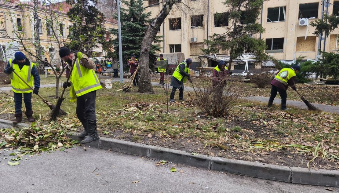 У Харкові комунальники завершують осіннє прибирання