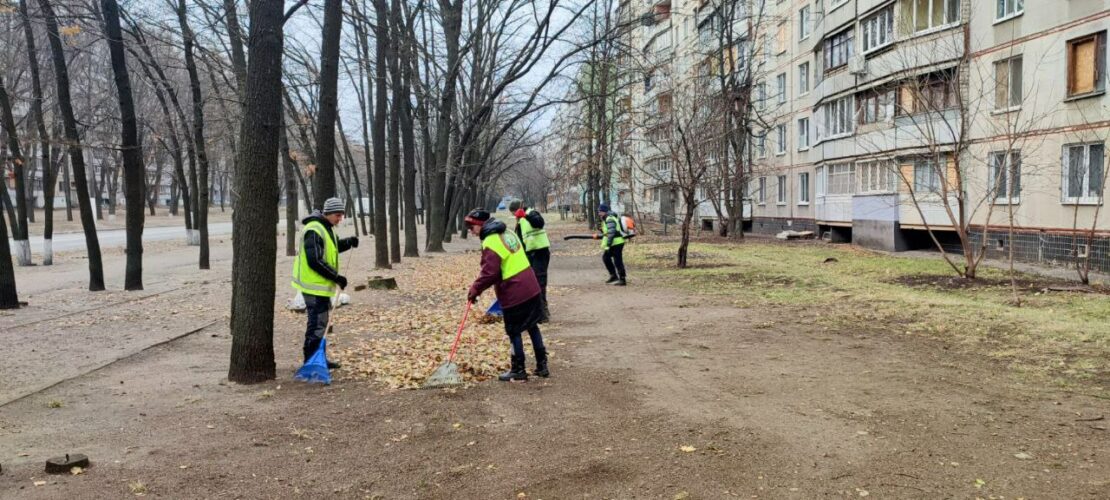 У Харкові комунальники завершують осіннє прибирання. Що встигли зробити 