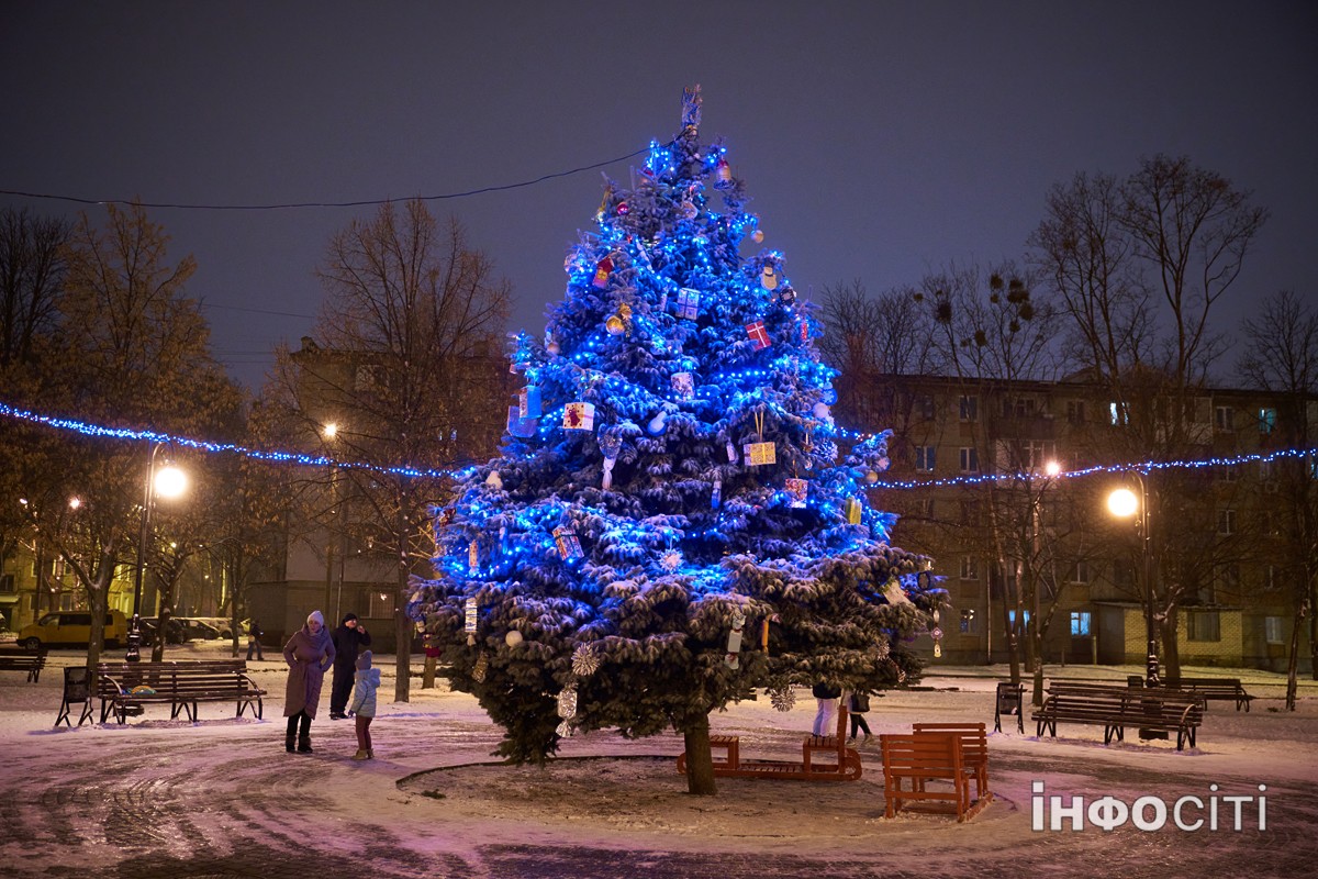 Фото Харків: Святкові вогники засяяли в парках Індустріального району