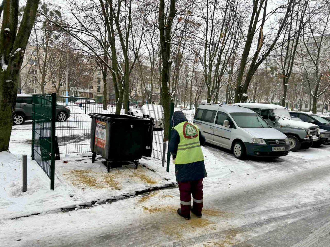 КП "Харківблагоустрій" прибирає сніг на вулицях міста